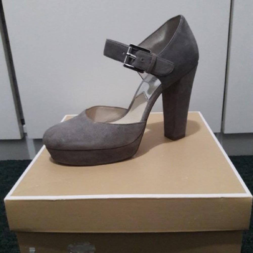 Michael Kors grey pumps
